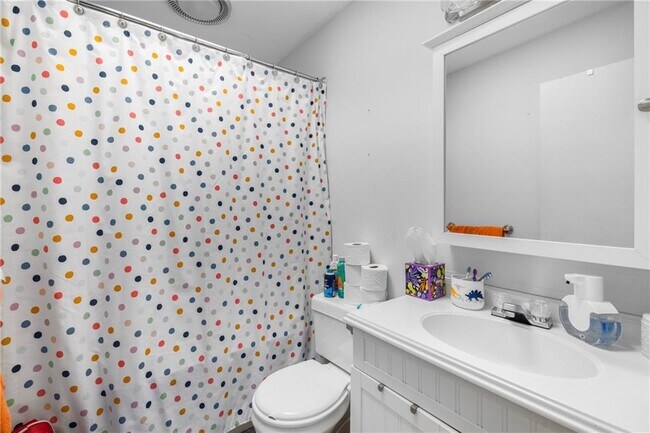 Building Photo - 1059 E Shore Rd