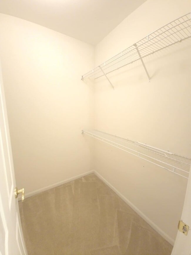 Building Photo - East End Townhouse! Now Available!