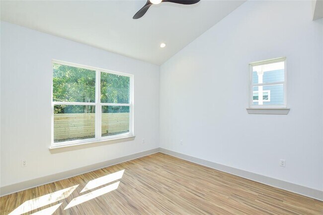 Building Photo - 7103 Bennett Ave