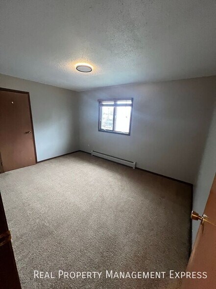 Building Photo - Spacious 2 Bedroom Apartment