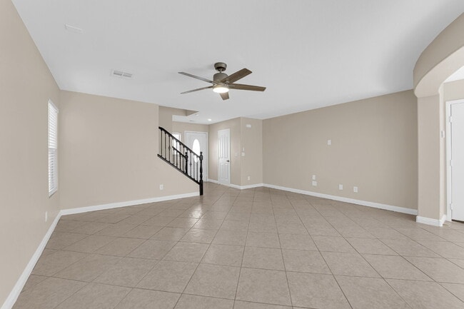 Building Photo - Beautiful 3-bedroom, 2.5-bathroom home loc...