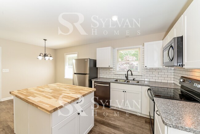 Building Photo - Feel comfortable in this lovely home