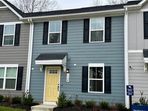 Building Photo - New Canterbury Townhouse