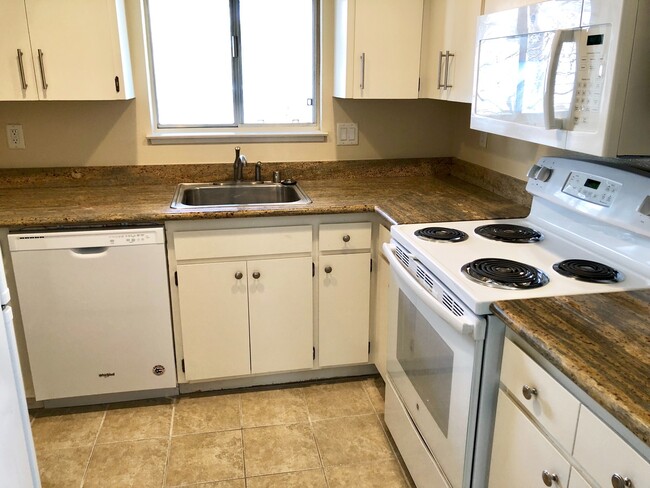 Building Photo - Very Nice 1 bedroom in gated community $1095