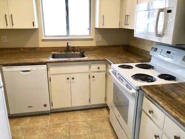 Building Photo - Very Nice 1 bedroom in gated community $1295