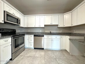 Building Photo - 713 Main St