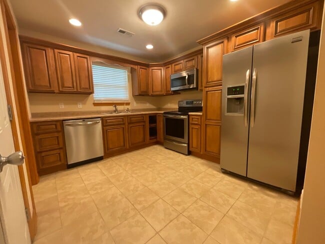 Building Photo - Short term - Clean and tidy 3 bedroom/1 bath near Cherokee Park