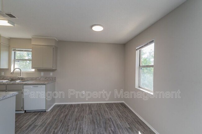 Building Photo - 2571 1/2 Tobacco Rd