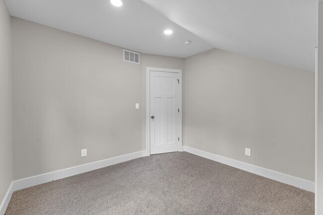 Building Photo - 9045 Hillcrest Dr