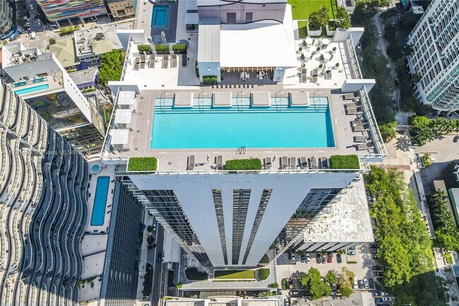 Building Photo - 1010 Brickell Ave
