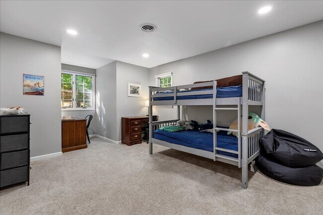 Building Photo - Five Bedroom Home