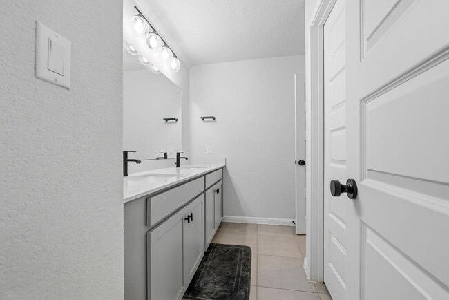 Building Photo - 17616 Chino Ln