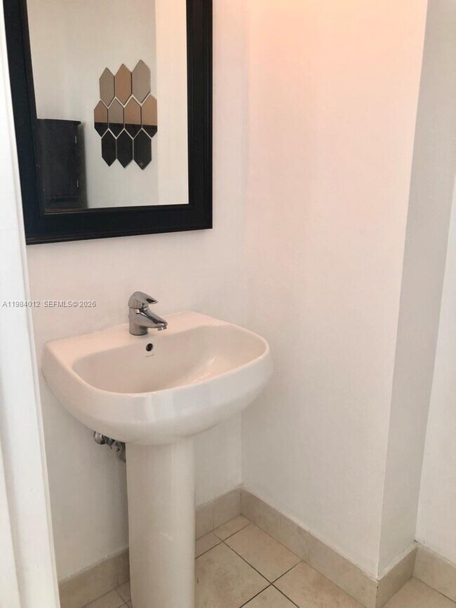 Building Photo - 1900 N Bayshore Dr