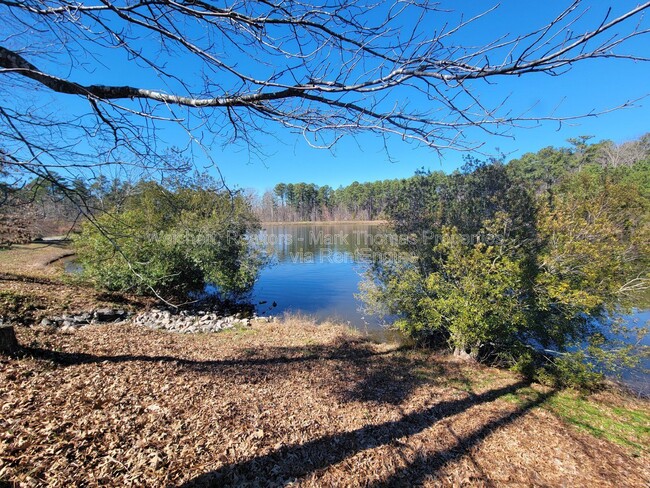 Building Photo - 100 Stratford Lakes Dr