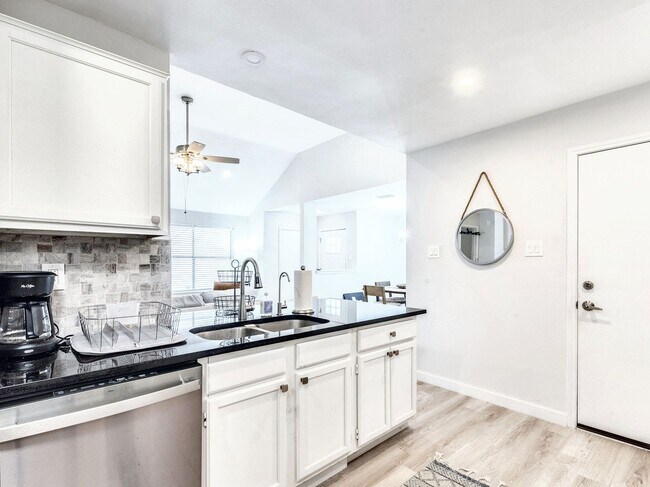 Building Photo - Lovely 3/BR 2.5/BA Modern Home with Premiu...