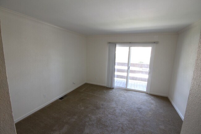 Building Photo - Huge 2 Bedroom Condo