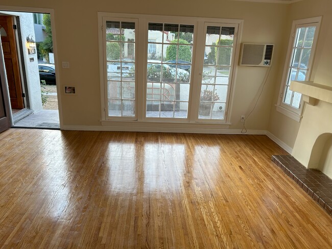 Living Room - 632 N Vista St