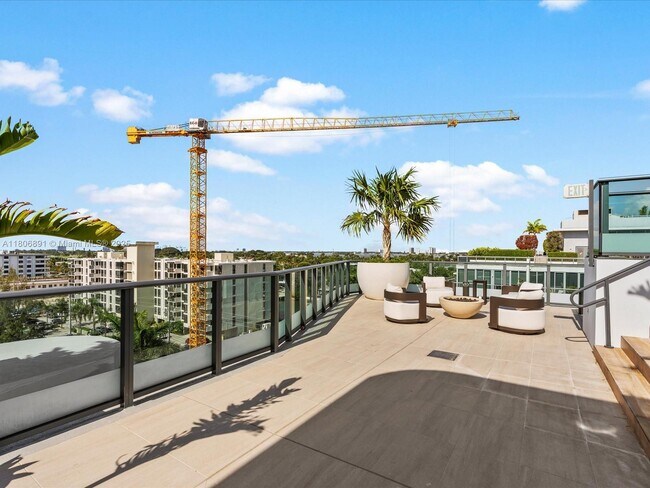 Building Photo - 9901 W Bay Harbor Dr