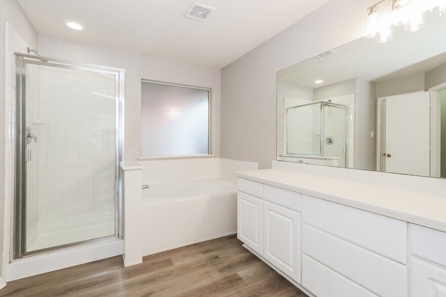 Building Photo - 18407 Knob Hill Lake Ln
