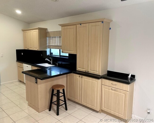Building Photo - 10215 Camelback Ln