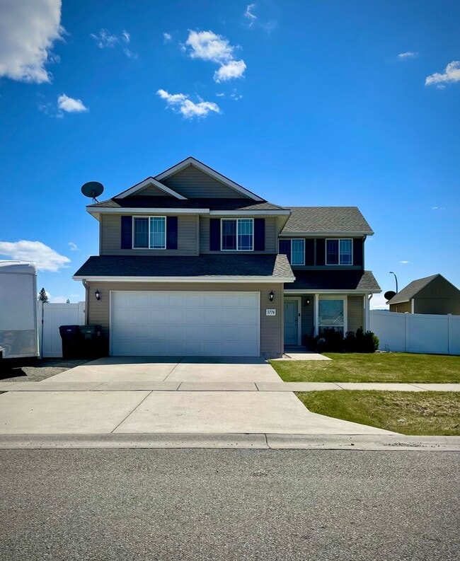Primary Photo - Beautiful 4 bedroom 2.5 Bath home in Coeur...