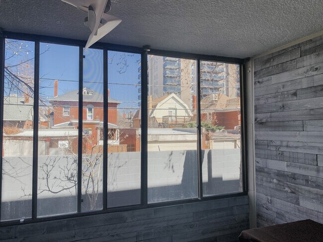 Building Photo - 1050 N Corona St