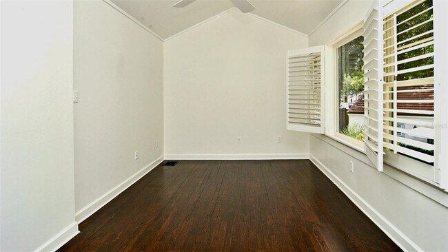 Building Photo - 544 N Knowles Ave