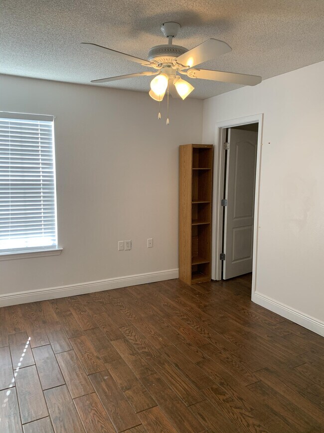 Building Photo - 8949 Camelot Pl