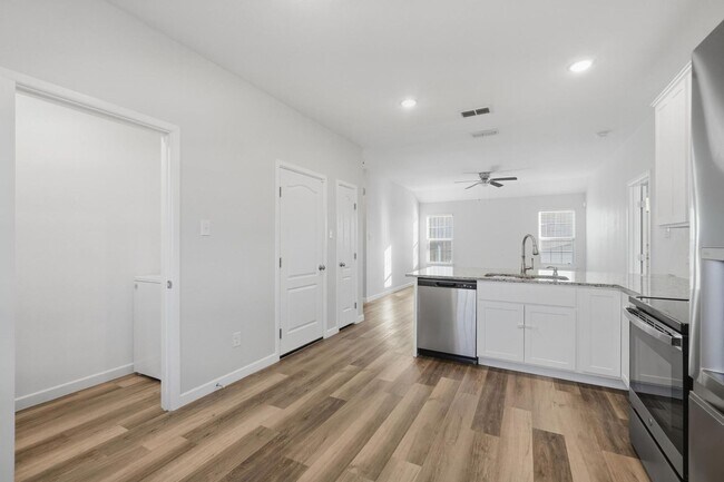 Building Photo - 2050 Lillius St