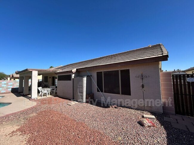 Building Photo - 13444 W Paradise Ln