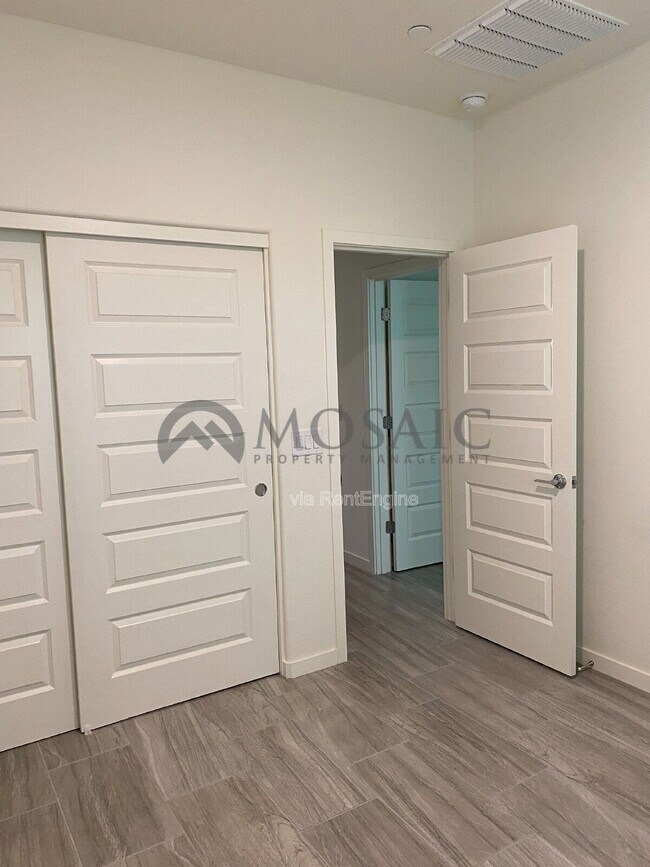 Building Photo - 4058 E Erie St