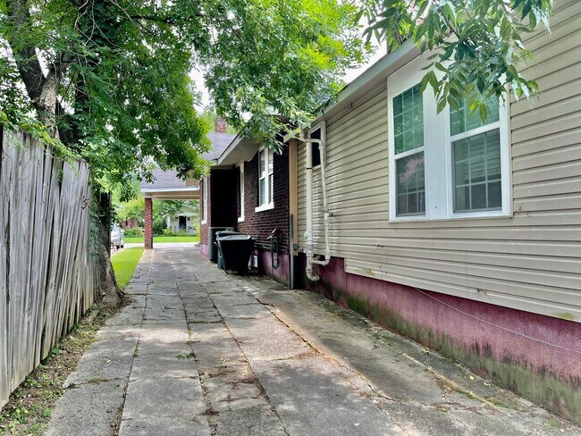 Building Photo - 4 Bedroom Home Now Available in the Midtow...