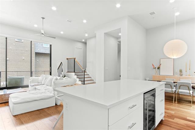 Building Photo - 381 E Greenbriar Ln