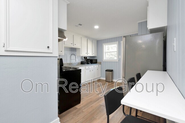 Building Photo - 3339 Simmons St