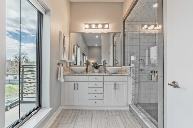 Building Photo - Stylish 2BR/2.5BA Townhome in Prime East Dallas – Attached Garage, Unbeatable Location