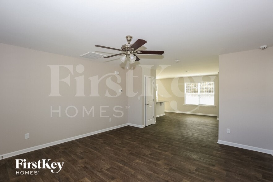 Building Photo - 413 Bennington Dr