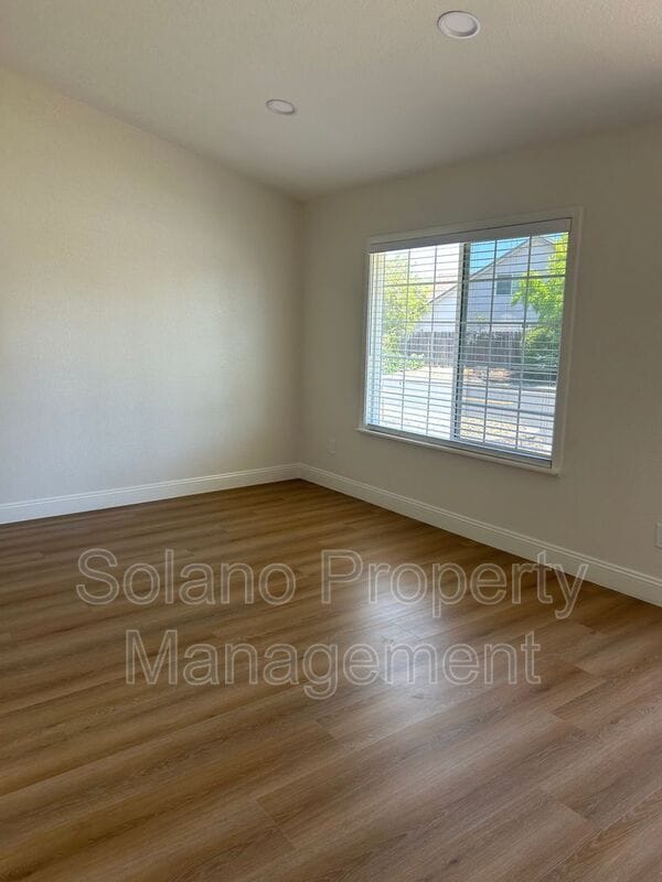 Building Photo - 2813 Vista Palomar