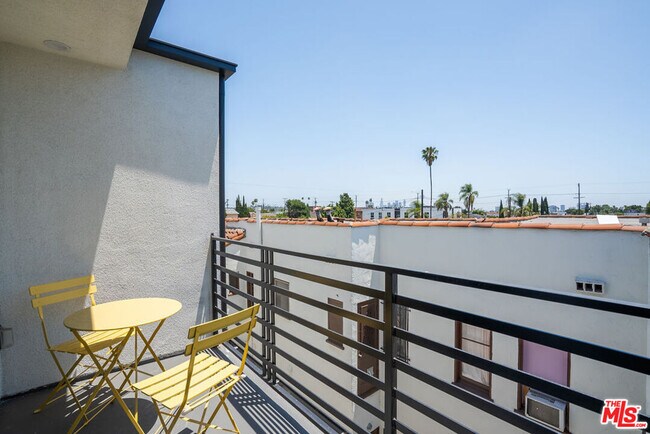 Building Photo - 1341 Mariposa Ave