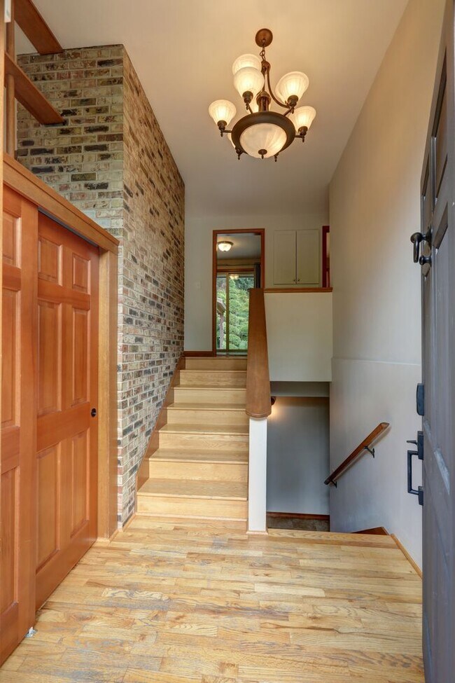 Building Photo - Welcome Home to Your Beautiful Oasis in En...
