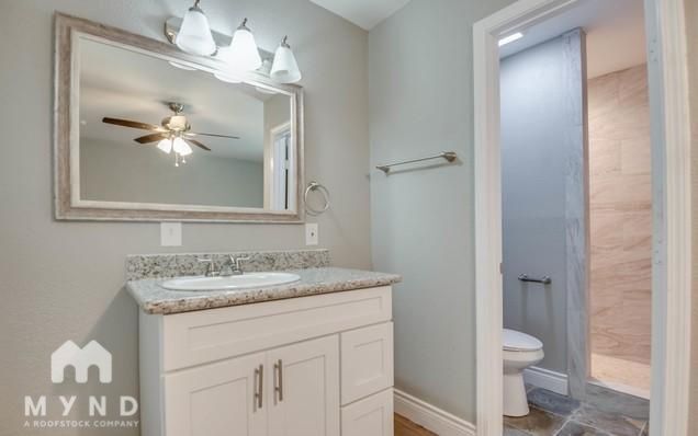 Building Photo - 150 Venice St