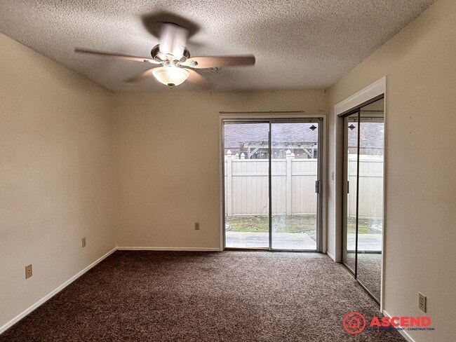 Building Photo - Cute 2 Bedroom Off Stockdale Hwy and California Ave!