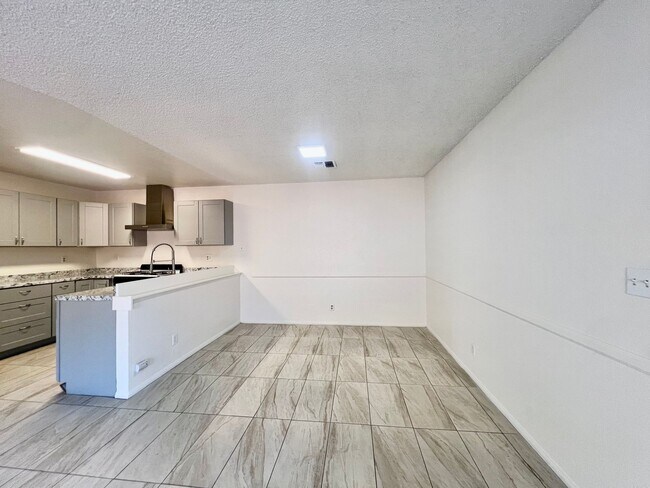 Building Photo - AVAILBLE NOW !!  3-bedroom 2 bath Duplex i...