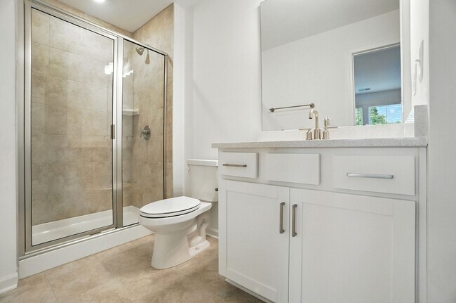 Building Photo - Brand-new three-story townhome in the Univ...