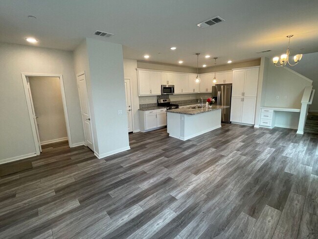 Building Photo - Luxury 4 Bedroom 3 Bathroom Home in a Gated Community in Murrieta!