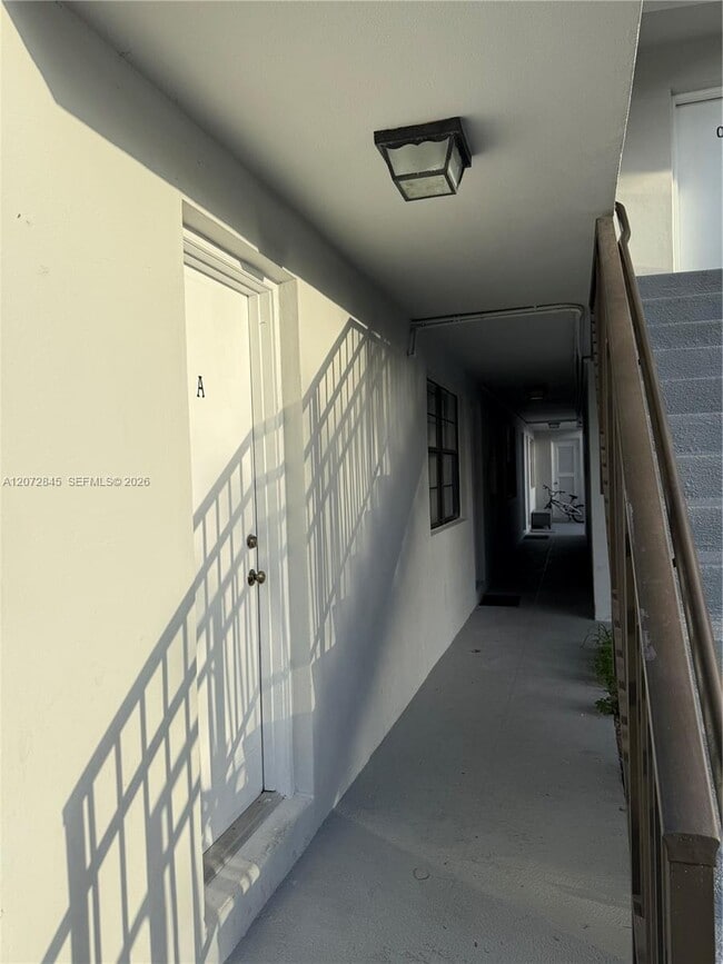 Building Photo - 4450 SW 67th Ave