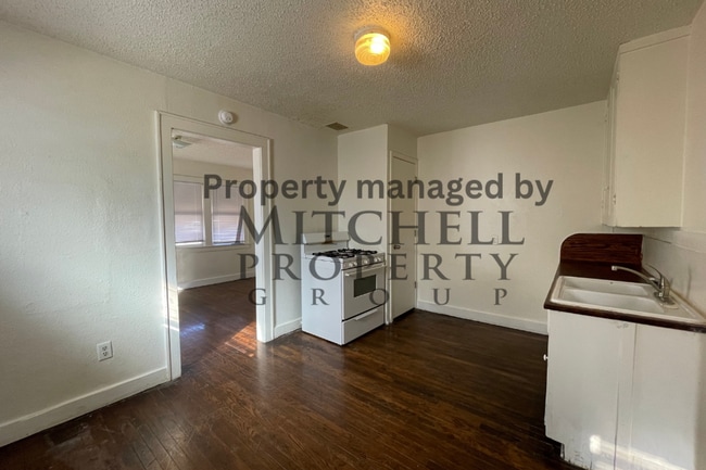 Building Photo - Cozy 1 bedroom 1 bath duplex with plenty of space!