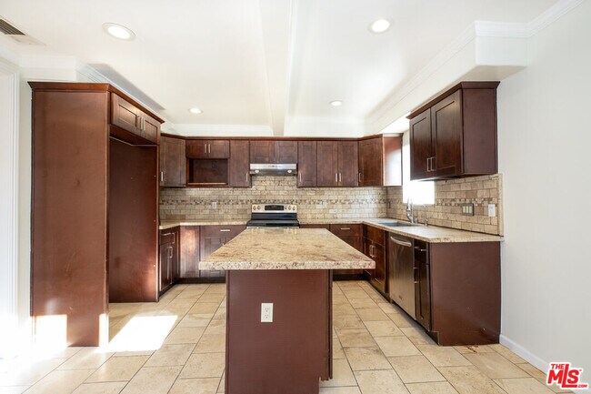 Building Photo - 4216 W Victory Blvd