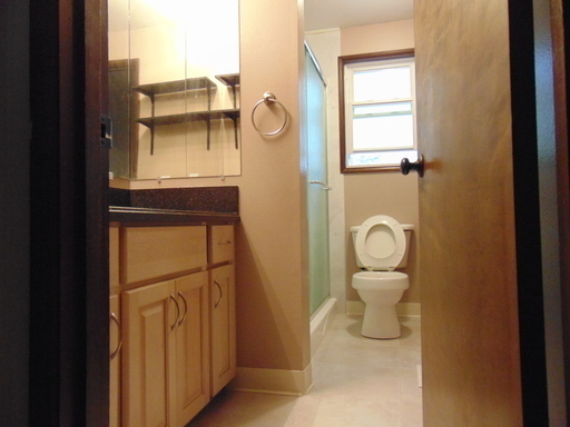 Building Photo - Terrific home, Large Yard, Quiet Street