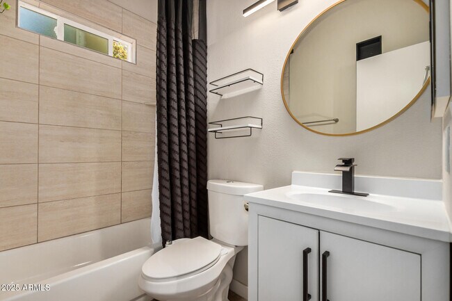 Building Photo - 421 E Wickieup Ln