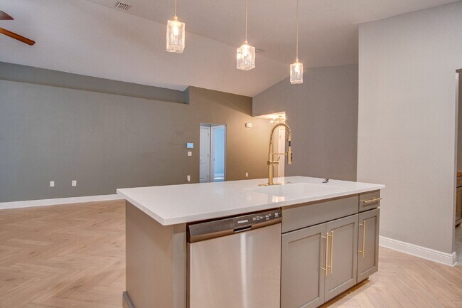 Building Photo - Spacious 4-Bedroom Home in Milton Near I-1...
